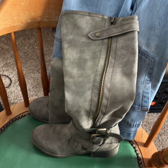 Tall boots with an inch & a half heel. - Picture 2 of 6